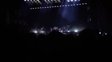 Bulanık gölge ve ışık, arka planda canlı müzik konserinde mutlu insanlar. Sahnede müzik performansı konseri