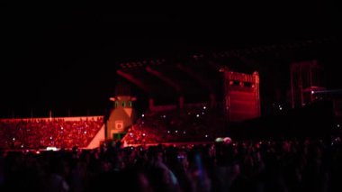 Bulanık gölge ve ışık, dışa dönük, coşkulu dinleyiciler canlı müzik konserinde bir araya geldiler.