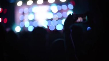Bulanık gölge ve ışık, dışa dönük, coşkulu dinleyiciler canlı müzik konserinde bir araya geldiler.