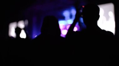 Bulanık gölge ve ışık, dışa dönük, coşkulu dinleyiciler canlı müzik konserinde bir araya geldiler.