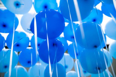 soyut mavi balonlar - doğum günü çocuğu, kutlama ve parti dekorasyonu konsepti