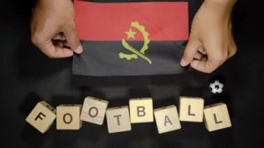 Futbol unvanlı Angola bayrağı. futbol konsepti