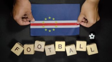 Futbol unvanlı Cabo Verde bayrağı. futbol konsepti