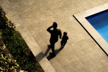 Temiz mavi yüzme havuzu