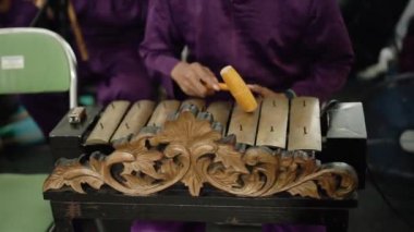 Gamelan, Endonezya 'nın geleneksel müzik enstrümanlarından biridir. Gamelan, Java, Sunda ve Bali gibi çeşitli bölgelere sahiptir..