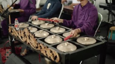 Gamelan, Endonezya 'nın geleneksel müzik enstrümanlarından biridir. Gamelan, Java, Sunda ve Bali gibi çeşitli bölgelere sahiptir..