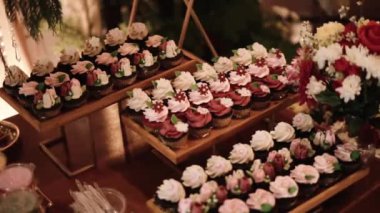 Kırmızılı Zarafet: Isırık büyüklüğünde Kırmızı Kadife Pasta Dilimleri Açık Büfe Hattı 'nda Damak Tadına Hazır