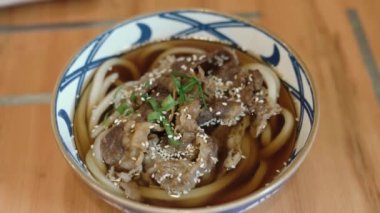 Japon mutfağı udon çorbası kake udon gibi sıcak erişte Dashi, soya sosu ve mirinden yapılmış kakejiru adında hafif bir çorba. Genellikle ince bir şeyle kaplıdır.