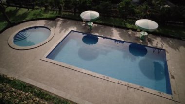 Temiz mavi yüzme havuzu