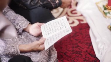 Kuran okuyan Müslüman kadın.