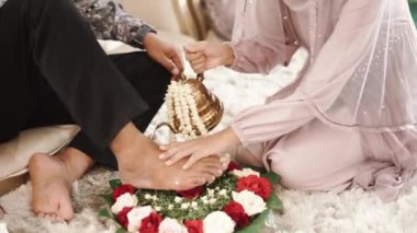 Siraman Töreni sırasında Sundanlı Gelin. Sundan Geleneksel Düğün Ritüeli.