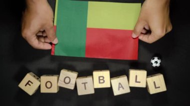 Futbol unvanlı Benin bayrağı. futbol konsepti