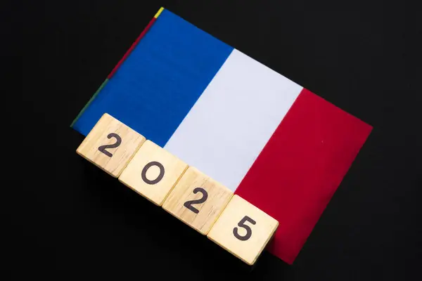 2025, Fransa bayrağı tarih engeli, kavram, Fransa için önemli etkinlikler yeni yıl, seçim, ekonomi, sosyal faaliyetler, merkez bankası, Fransa dış politikası