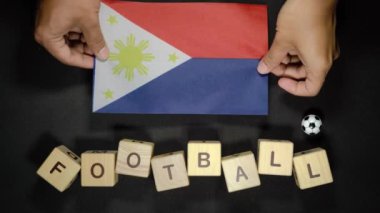 Futbol unvanlı Filipinler bayrağı. futbol konsepti