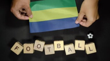 Futbol unvanlı Gabon bayrağı. futbol konsepti