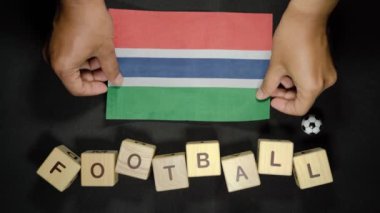 Futbol unvanlı Gambiya bayrağı. futbol konsepti