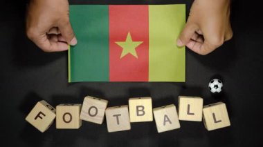 Futbol unvanlı kamerun bayrağı. futbol konsepti