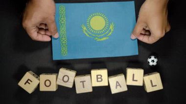 Futbol unvanlı Kazakistan bayrağı. futbol konsepti