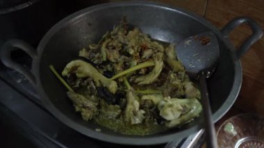 Tavuk çorbası pişir. Geleneksel Endonezya yemekleri
