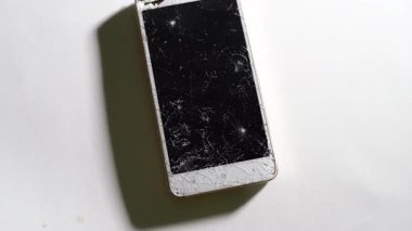 Kırık ekranlı siyah kırık dokunmatik telefon. Kırık cam.