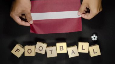 Letonya bayrağı ve futbol unvanı. futbol konsepti