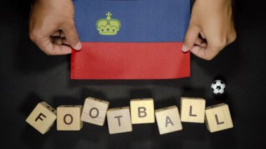 Futbol unvanlı Lihtenştayn bayrağı. futbol konsepti