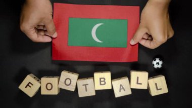 Futbol unvanlı Maldivler bayrağı. futbol konsepti