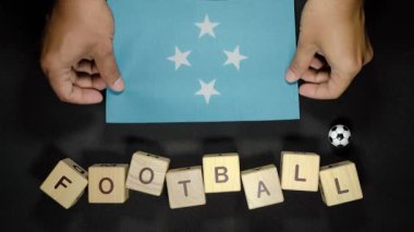 Futbol unvanlı mikronezya bayrağı. futbol konsepti