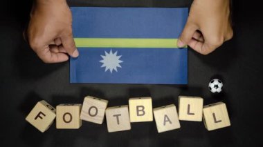 Futbol unvanlı Nauru bayrağı. futbol konsepti