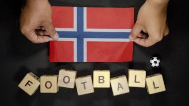Futbol unvanlı Norveç bayrağı. futbol konsepti