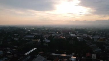 Cianjur 'daki yerleşim alanlarının hava görüntüsü