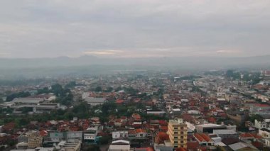 Cianjur 'daki yerleşim alanlarının hava görüntüsü