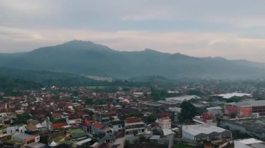 Cianjur 'daki yerleşim alanlarının hava görüntüsü