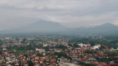 Cianjur 'daki yerleşim alanlarının hava görüntüsü
