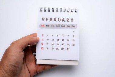 El ele tutuşan masa takvimi Şubat ayı