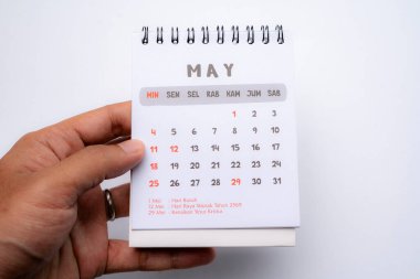 Mayıs ayını gösteren masa başı takvimi