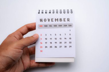 Kasım ayını gösteren el ele tutuşan takvim