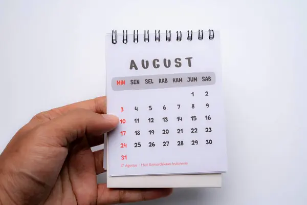 Ağustosta el ele tutuşan takvim