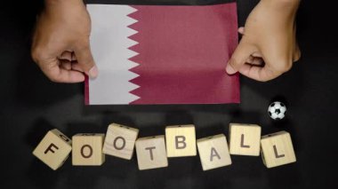 Futbol unvanlı Katar bayrağı. futbol konsepti