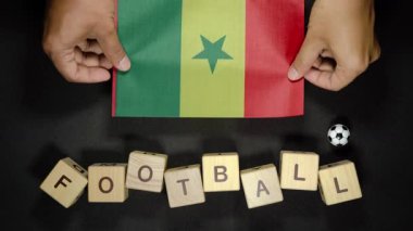 Futbol unvanlı Senegal bayrağı. futbol konsepti