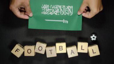 Futbol unvanlı Suudi Arabistan bayrağı. futbol konsepti