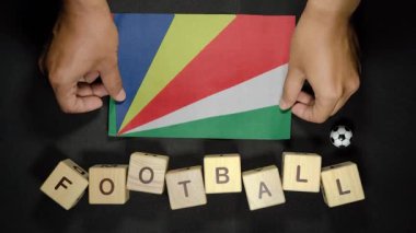 Futbol unvanlı Seyşeller bayrağı. futbol konsepti