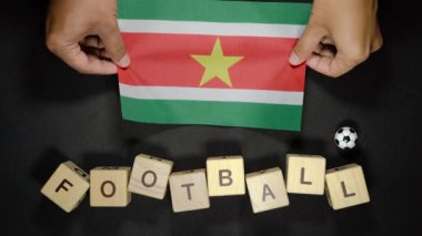 Bayrağa futbol unvanı takın. futbol konsepti