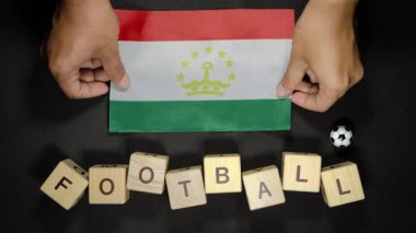 Futbol unvanlı Tacikistan bayrağı. futbol konsepti