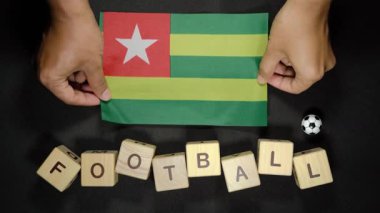 Futbol unvanlı Togo bayrağı. futbol konsepti