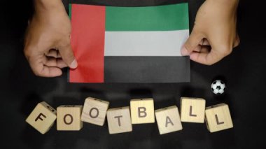 Futbol unvanlı Birleşik Arap Emirlikleri bayrağı. futbol konsepti