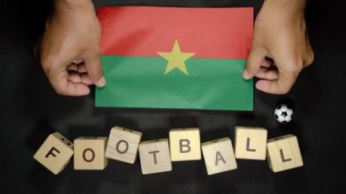 Futbol unvanlı Burkina Faso bayrağı. futbol konsepti