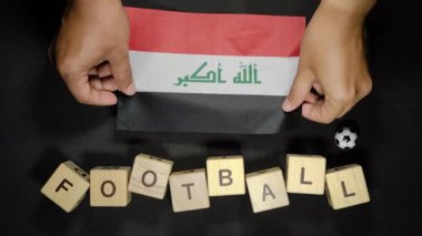 Futbol unvanlı Irak bayrağı. futbol konsepti