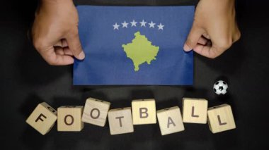 Futbol unvanlı Kosova bayrağı. futbol konsepti