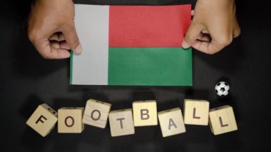 Madagaskar bayrağı ve futbol unvanı. futbol konsepti